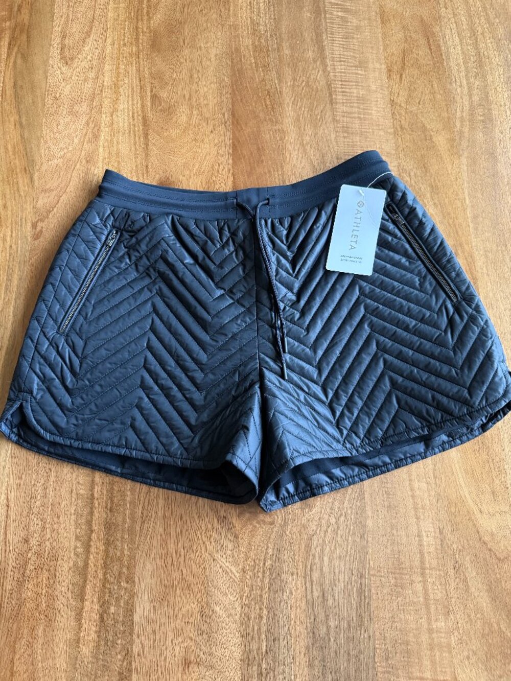 Athleta Apres Ski Insulated Quilted Puffer Shorts — Black | Size 8